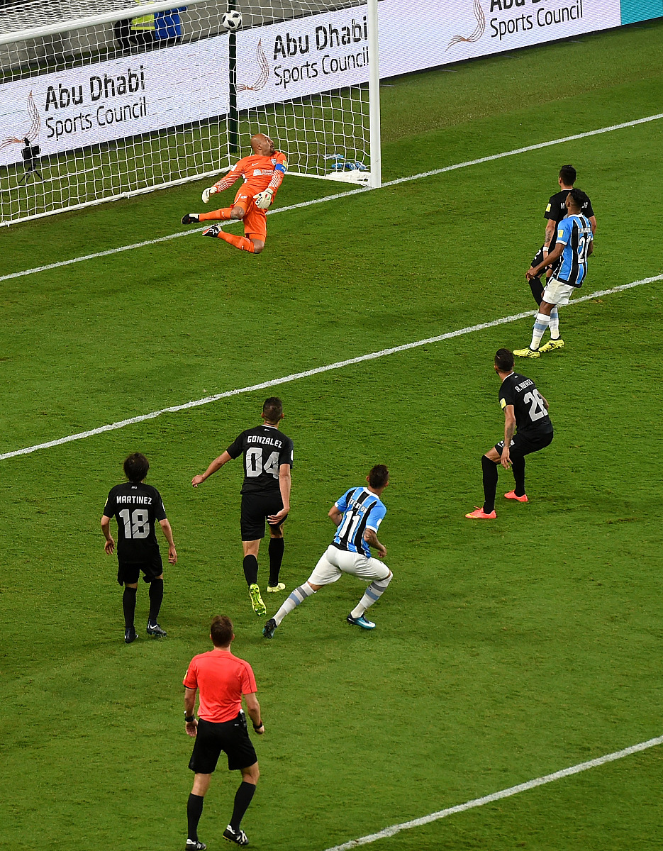 顶级足球赛场上球员技术精湛令人叹为观止