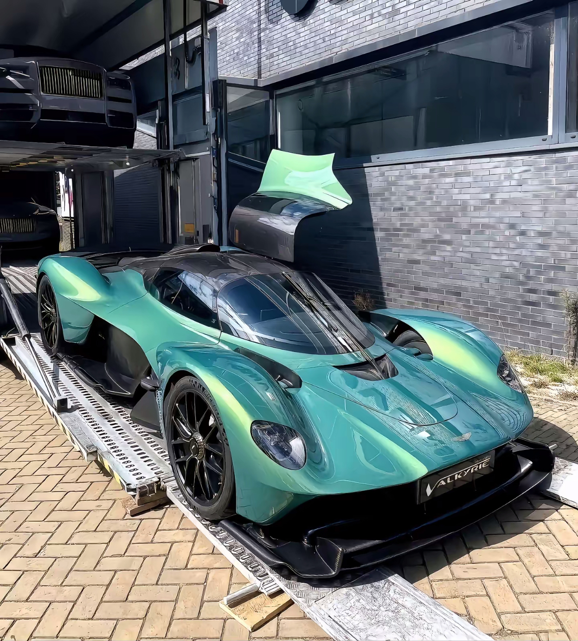 阿斯顿马丁翻盘法拉利，塞恩斯惊艳四座