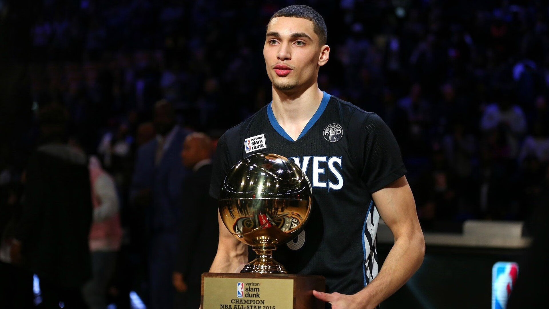 马克西连续得分狂潮拉开差距,湖人淘汰赛惊险过关猛龙