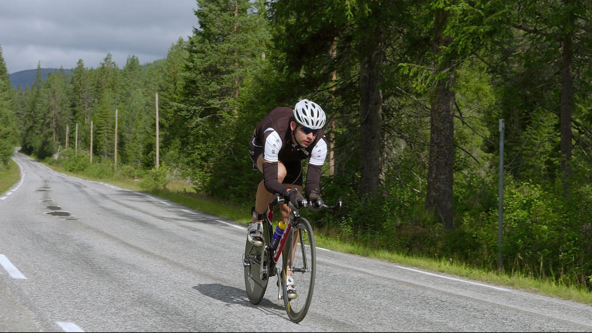 雷速体育直播官网-绿茵场上的险胜与乒乓球台的突破，体育之夜的东方与西方